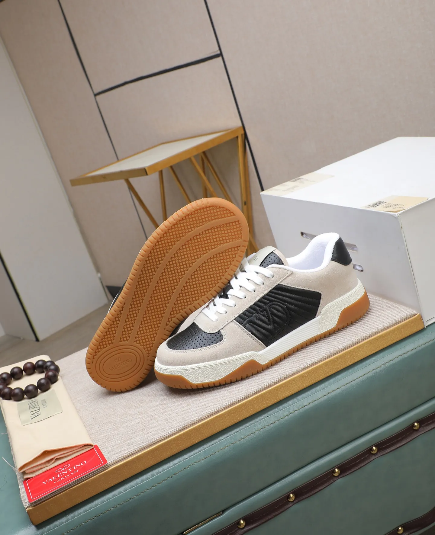 Men's shoes 💰740【Valentino】Couples model, size: Men's model 39-44 (45 customized) Valentino Valentino Couple model Joie de Jouer series Velcro Thick sole Bread shoes Couple model Casual sports shoes White shoes Original purchase and development Production Joie de Jouer series The style is simple but not out of style. The pure white base is paired with fresh green and soft beige, and the unique Velcro design highlights your personality. Every detail tells fashion and quality. Wear it, take a confident step, and start the trend journey. Delivered in exquisite packaging🛍📦 ▪️Material: Original custom imported first-layer cowhide ▪️Inner lining: Original custom made soft sheepskin lining ▪️Outsole: Original open-molded non-slip TPU material ▪️Sole thickness: 3.5CM